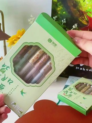 新中式速干刷题中性笔 碳化钨钢珠,硬度比普通笔高一倍,从高处掉落也不会断末,搭配0.5CS双珠笔头,让书写顺滑一点不卡顿。#学习用品 #文具安利 #学生党必备 #中性笔 #刷题笔
