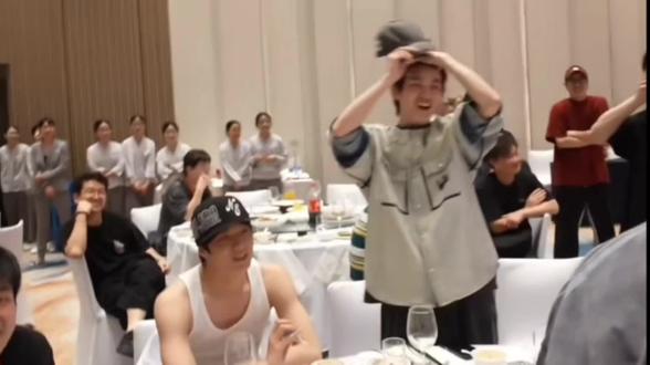 我不行了,丁程鑫你真转啊?我也想要六万六千六百六十六销冠不愧是销冠,丁程鑫我心里不得劲儿#丁程鑫#TF家族年会# Tf家族新年音乐会 #丁程鑫 @时代少年团-丁程鑫