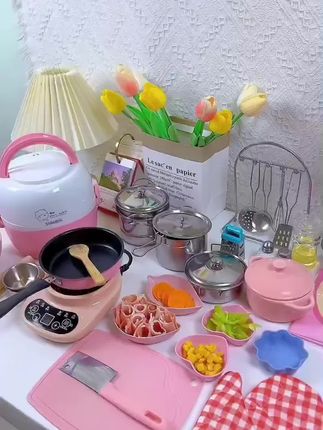 给孩子安排了这套迷你蒸煮厨房,小小一套,锅碗瓢盆样样齐全,而且是真的能做饭。食品级材质炒出来的菜放心吃。无明火的设计,简单操作也放心,嵌入式的锅,翻炒不移动。锅身底盘不烫手,孩子玩的更放心。从小培养孩子的厨艺爱好,吃饭也变得有动力了呢!#动手能力强