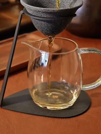 让你一点儿茶渣都喝不到的无孔茶漏! 内含无数个50微米滤孔,过滤出的茶汤清澈透亮。自带铁艺支架,很有设计感,不挑公道杯,摆在茶台既美观又实用。 #茶漏 #茶漏摆件 #茶具好物推荐 #新手喝茶 #喝茶那点事