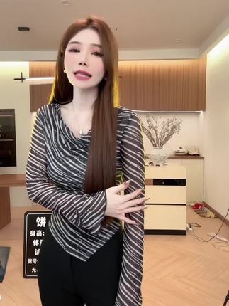 斜肩斑马纹T恤也太好穿了!不规则肩部设计凸显锁骨线条,弹性面料包容各种身材。搭配半裙性感慵懒,配西装裤又A又飒,一件搞定初秋所有搭配,随手穿出高街时尚感! #高街穿搭教程 #早秋秀场抄作业告别路人感 #一衣多穿通勤版 #气质女装高级感 #2025年秋季都流行穿什么