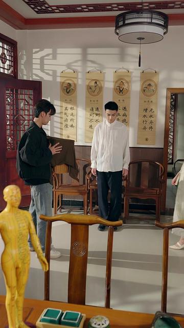 从傻子到救世主 林天摔傻后意外撞破吊坠秘密,觉醒医武传承,告别痴傻过往。他凭超凡医术救下受困的苏香玉,培育珍药变现起步,屡破疑难杂症,结交赵家、陆家等势力。面对赵德才的骚扰、陆十三的挑衅、冯霸业的背叛,他以医术为刃、武道为盾,打脸反派,收服孙圣手为徒,执掌盛海酒店与四海商会产业,更将盐碱地改造成爆款生态乐园。最终,他成为江城传奇神医,向守护自己多年的苏香玉求婚,收获事业与爱情双圆满。#从傻子到救世主 #百亿剧好看计划 #抖音短剧新番计划 #因为一个片段看了整部剧 #热门短剧推荐