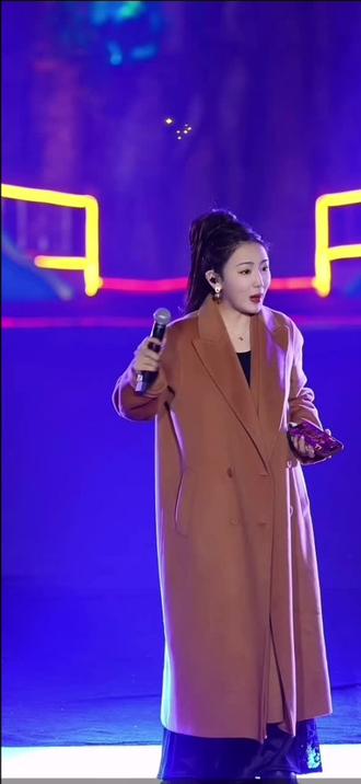 歌星杨雯梓超好听新歌《妈饭做好了吗》听着听着把人带回了儿时令人难忘的童年,听着听着想起回不去天真无邪的童年不知不觉已泪流满面#天生兄妹杨雯梓