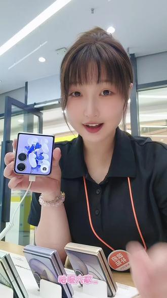 小米flip2这些设置超好玩网
家人们,入手小米flip2有段时间了叭,今天来给大家分享几个我觉得超好玩有趣的设置,让你的手机使用体验直接拉满100
σ萌宠壁纸,云养宠的快乐
小米flip2的AI定制萌宠功能真的太绝了”想念家里的毛孩子的时候,只要几步操作,就能把自家宝贝变成专属萌宠壁纸。打开“设置”-找到“外屏”-点击“外屏锁屏”-选择“AI萌宠”,再点击右下角加号,上传萌宠特写照片,等AI 生成完成,就能在外屏随时看到小可爱啦,还能互动,超治愈~除了自家宠物,也能上传网红动物照片,拥有独一无二的动态锁屏形象,“云撸宠”轻松实现!
C快捷拍照,记录瞬间
生活中总有很多转瞬即逝的美好,以前拿出手机打开相机再拍摄,精彩瞬间早就没了。但小米flip2不一样,在“相机”-“顶部三角形”-“设置”_“拍照方式”里,可以选择触屏拍照、手势拍照、声控拍照、悬浮快门键等拍照方式a以后不管是看到美丽的风景,还是朋友搞笑的瞬间,就能快速打开相机抓拍,方便又高效。
σ外屏预览,拍照不再翻车
每次和朋友出去玩,让别人帮忙拍照都怕拍成“灾难片”店有了小米flip2就完全不用担心!打开相机,点击左上角正方形标志的外屏预览这样手机前后屏幕都能看到拍摄画面。把手机递给别人时,自己通过外屏就能实时看到拍摄效果,随时调整姿势和角度,男朋友再也拍不出丑照啦!
0动态图片拼图,创意记录生活
出去玩拍了很多动态照片,一张张发太单调?小米flip2相册里就能实现动态照片拼图排版!打开相册,选择要拼图的动态照片,点击拼图选项,就能根据喜好选择不同的拼图模板,用多焦段讲述动态故事,把美好的回忆以独特又有趣的方式记录下来,发朋友圈超吸睛书
家人们赶紧试试这些设置,让你的小米flip2更好玩更实用!要是你们还有其他有趣的手机玩法,也欢迎在评论区分享呀~
#JM12093#小米mixflip2#mixflip2#满分小折大展身手#小米小折叠