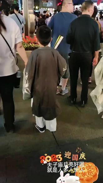 节日夫子庙人真多人挤人人山人海,小公子举步来到夫子庙好热闹,帅气阳光的小男孩