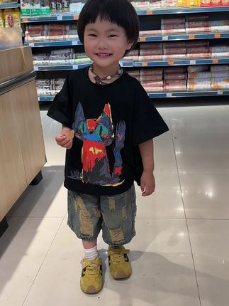回头率拉满的男女童套装~太潮酷太炸街了! 猫咪T桖搭配破洞牛仔五分裤,上身好好看#高品质童装#每日童装穿搭 #骗你生女儿系列太好看了#潮童分享#萌宝潮童穿搭