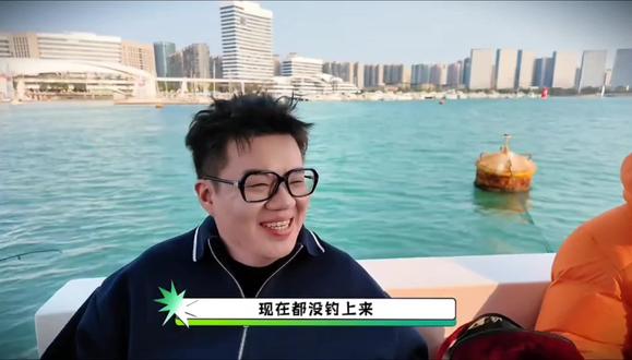 不宁不宁终是迎来三人合唱,从铁男到叔婶还在持续升番中……
(婶在视频里唱得感觉还是蛮享受的)
#不宁不宁 #杨雨光 #李明磊 #酷酷的滕 #滕点儿时间