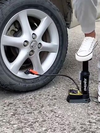 汽车、电动车、自行车通用打气筒,脚踩式高压打气筒,不锈钢材质,底部还配有两个球针。方便携带!#便携式高压打气筒 #有车必备 #高性能实用工具#打气筒 #好物推荐🔥