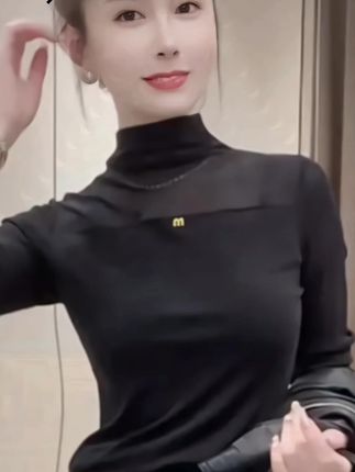 姐妹们这件打底衫真的太绝了,我直接入手了两件换着穿。它是那种修身的版型,上身特别显瘦,而且还是半高领的设计,冬天穿既好看又暖和,不管是单穿还是搭外套都超时髦!#每日分享 #优雅气质 #时尚气质穿搭 #打底衫 #高级感穿搭