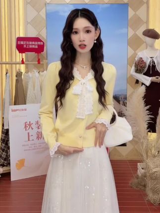 爱依服秋冬季法式清新蕾丝蝴蝶结减龄毛织上衣 #小个子秋冬穿搭 #内娱琥珀系中女的力量感 #舒畅的入秋穿搭都是琥珀系 #谁能拒绝舒华cleanfit风 #戚薇琥珀流光秋日氛围感