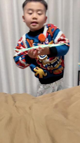 大哥的设计是坐车的人必须唱国歌#义勇军进行曲#画一个故事 #小孩的世界