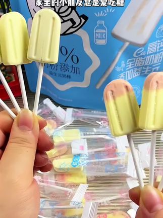 这个小堡妈益生元奶棒,添加了百分之七十五的奶粉,而且给咱用的是高钙的全脂奶粉。关键呀还给咱额外的添加了益生元进口的奶源,而且还不含蔗糖,咱们孩子就可以放心吃。