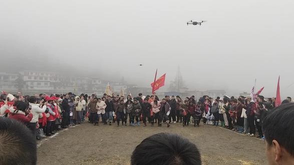 这些人都不用上班吗?#场面壮观 #登山 #一年一度紧张的拉练开始啦 #驴友登山 #马术比赛