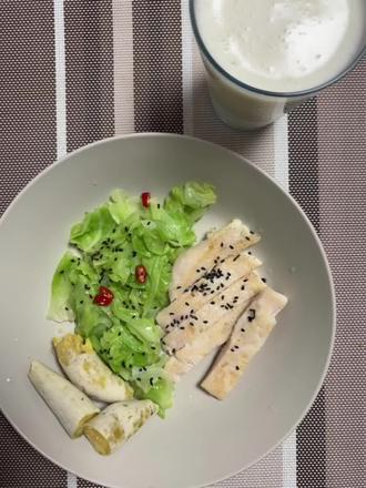 减脂餐如何搭配?
被DeepSeek评为卓越的营养能量餐
1. 水煎鸡胸肉(核心蛋白质来源)
鸡胸肉是经典的优质高蛋白、低脂肪肉食,能提供极强的饱腹感,并在夜间睡眠时帮助身体修复,防止肌肉流失,这对维持基础代谢至关重要。
2. 蔬菜
* 包菜提供硫化物和常规维生素。
* 紫甘蓝提供花青素和大量维C。
* 黑芝麻点缀提供健康脂肪、矿物质和香气
3. 蒸红薯(优质复合碳水)
红薯是低GI(升糖指数)的优秀主食,富含纤维、β-胡萝卜素和多种维生素。它能提供稳定的能量,避免血糖剧烈波动,从而减少脂肪合成。适量的碳水也有助于睡眠和第二天的精神状态。
4. 无糖豆浆(植物蛋白和补水)
无糖豆浆提供了优质的植物蛋白和大豆异黄酮,与动物蛋白(鸡肉)搭配,实现了蛋白质互补,提高了吸收利用率。它热量低,还能增加液体摄入,提供饱腹感。
这份减脂餐整体搭配营养密度高,饱腹感极强;
高蛋白(鸡胸肉、豆浆)+高纤维(包菜、紫甘蓝、红薯)的组合,营养均衡全面 涵盖了减脂期必需的几乎所有宏量营养素和微量营养素。#减脂餐