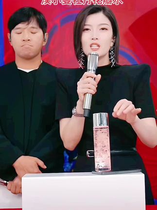以花养容,牡丹传承千年,把这款花瓣水轻轻拍于面部,它为肌肤注入满满活力,提升肌肤吸收力,肌肤愈发富有弹性,由内而外散发健康光泽,尽显青春之美#漠小曼品牌 #牡丹 #每日护肤
