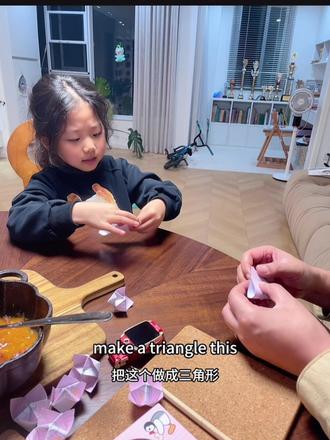 和爸爸执着地折“东南西北”