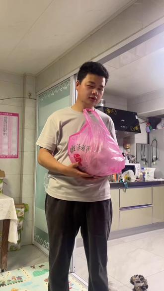 绊脚石说去拿快递,又把榴莲买回来了,他说这是520礼物……我的老天奶啊#减肥路上的绊脚石