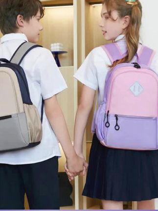 我敢说小学生书包轻便超轻才是刚需! 特别是一年级书包真的不要买太大太重了!一年级书包买多大合适?以过来人的经验告诉你,一二年级书课本真的不多,不需要买得太大,之前很多家长光图好看书包都太大太重大材小用,最后开学才发现塞不进课桌,老师要求要放进课桌,还是得换成超轻便这种。所以买书包一定是根据年级需求学校要求去购买哦!蝶飞箱包这款就是可以放进课桌的书包,尺寸完全符合学校要求!冠军还是减负护脊的!这个价格很划算,轻便又能装!超推荐#学生书包  #儿童书包  #开学必备  #蝶飞箱包