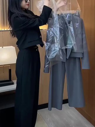 姐妹们!爆款西装套装来啦,洋气减龄上档次 显瘦又有气质 不挑身材不挑年龄 多色可选 喜欢姐妹快冲呀!#高级感穿搭 #优雅气质 #减龄显瘦穿搭 #显瘦显高显气质 #休闲减龄穿搭