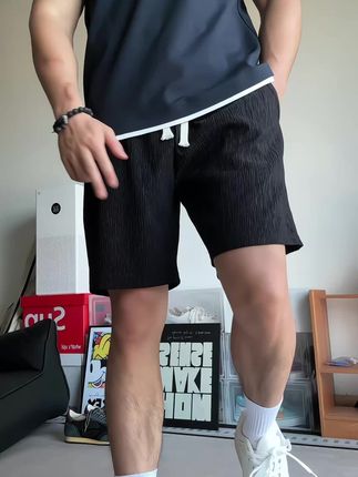 夏天穿搭简单舒适才是主旋律,这款轻奢质感的水波纹四分裤,很显 高级气质,上身板正有型#短裤 #运动穿搭 #四分裤 #男生穿搭