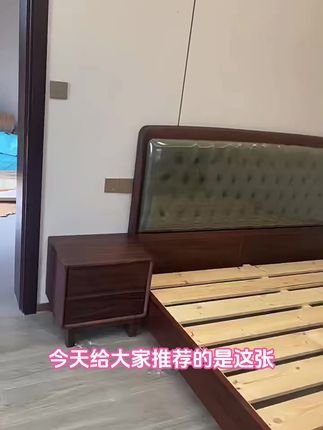 今天给大家推荐的是这张真皮黑胡桃木床。这个床采用了加高加厚的 床头设计,搭配全身都能靠到的真皮软靠背,让你享受比沙发还舒服的睡眠体验。精选的头层牛皮材质,使整个床更加柔软耐用。如果你正在挑选一张适合自己的床的话,那么一定不能错过这一款真皮黑胡桃木床。现在就点击下方链接抢购吧!#新中式北美黑胡桃木床 #真皮黑胡桃木床推荐 #简约中古风全实木 #双人床家用主卧18米大床 工厂直销,生产厂家批发。