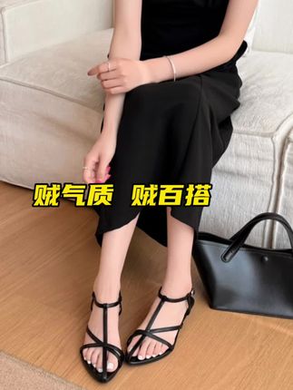 大宽脚瞬间也好看了!真的巨百搭!各种风格轻松驾驭#穿出高级感 #脚宽脚胖都可以 #宝藏鞋子 #小众设计感 #夏季凉鞋