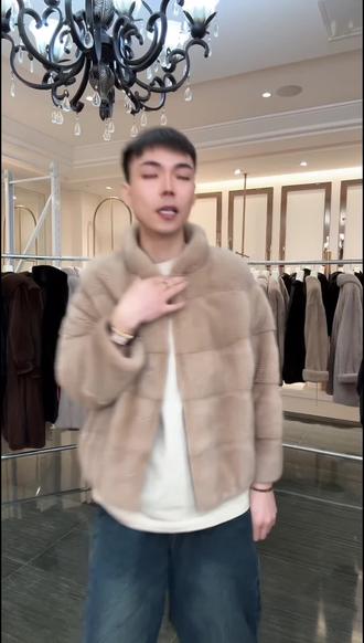 #水貂#水貂皮草 #记录真实生活 #日常分享 #源头实力厂家
经典横排剪裁,上身巨显瘦,小个子也能穿出大气场!
咱们工厂直供的真貂皮,毛针短密、底绒厚实,光泽感绝了!