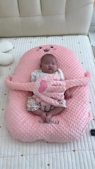 姐妹们,这款带安抚手掌哄睡的斜坡枕真的太香了,智能拍睡,内里填充红豆可热敷暖肚,解放双手,科学15度斜坡设计,宝宝喝奶很舒服,防吐奶呛奶!#斜坡枕 #母婴好物 #防吐奶斜坡枕#宝妈分享#坐月子