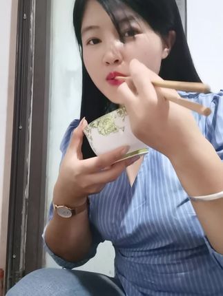 一个人吃饭不香的!好孤单哦。