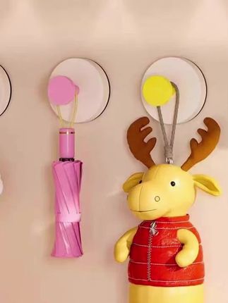 你们看啊,我家的门后装了五个挂钩,这样家里的帽子、衣服还有包包就能收纳整齐了。这种吸盘挂钩不用打孔,直接扣紧吸盘就能固定,而且还能随意挪动位置,还不留胶印,哪里需要就吸在哪里,挂什么都可以!吸在卫生间可以挂毛巾和浴球,好看又实用!#免打孔#稳固#好用#收纳#方便