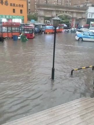 雨天怎么能少的了它呢?#防水鞋套 #雨天踩水