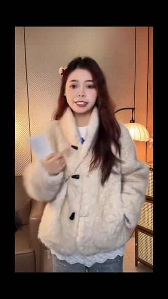 牛角扣花狐貂冬装新款韩系毛毛保暖气质轻奢潮流短款外套#毛毛外套搭配 #秋冬新品穿搭 #上身效果非常显瘦 #外套穿搭 #显瘦身材显腿长穿搭