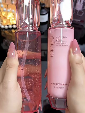 皮肤干燥缺水的姐妹就来用它!丝肤塔玻色因樱花水乳套装,樱花水一抹吸收很快,保湿滋润。搭配乳液,轻盈乳液质地,补水锁水,保湿力满满呦#水乳 #护肤 #补水保湿
