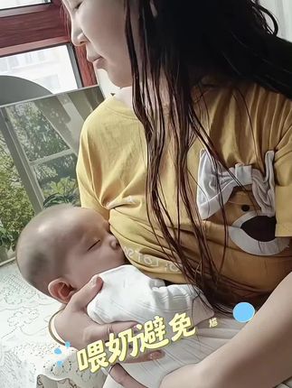 哺乳巾真的太方便了,每次带娃出门到处找母婴室,孩子饿的嗷嗷哭,喂奶时候也很尴尬,有了这个哺乳巾孩子再也不用饿肚子了,我也不用那么尴尬的喂奶了,随时随地真是方便#哺乳巾 #带娃出门