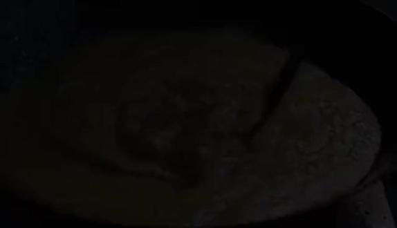 味道是一种记忆,今天带大家了解麦芽糖制作的全过程 如果你是70、80后,那么,在许多人的舌尖记忆中,最甜蜜的应该莫过于麦芽糖。在武冈市罗岚桥村,享誉百年的张氏麦芽糖第五代传人——张泽应,用一份坚守和一份执着,给你找回了儿时的记忆。#儿时记忆 #麦芽糖 #匠人精神 @武冈城市文旅 @武冈融媒