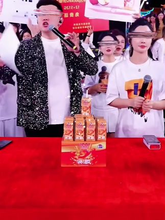 你可以没去过湖南,但一定要试试湖南的这个霉豆腐,它是开盖即食的,用它来拌米饭、拌面条,真的是又香又过瘾,而且都是精选当地农户种植的优质黄豆,由老师傅纯手工制作而成,一口下去软嫩绵密,唇齿留香,越吃越过瘾。没吃过的朋友赶紧拍一单回去尝尝吧!#豆腐乳 #香辣豆腐乳 #手工豆腐乳 #正宗豆腐乳 #香辣豆腐乳湖南