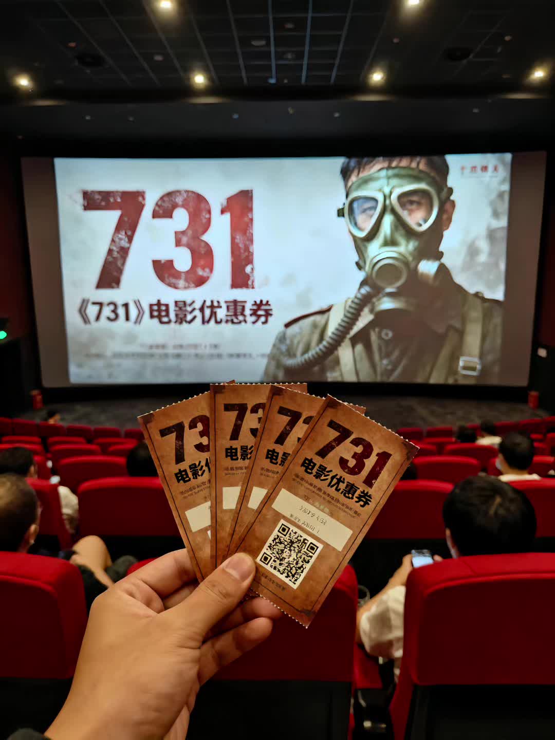 在20世纪的战争历史中,曾存在一支以活体实验、细菌武器研发为核心的特殊部队,其实施的一系列反人类行为,对无数无辜民众造成了难以磨灭的身心创伤,成为人类文明史上一段极其黑暗的记忆。相关主题影片以历史事实为创作根基,通过镜头语言还原了当时受害者的悲惨遭遇,展现了战争暴力对人性的摧残,以及普通个体在极端环境下的挣扎与抗争。 影片并未刻意渲染血腥场面,而是将重点放在对历史真相的呈现与反思上,旨在让观众铭记这段不应被遗忘的历史,警惕战争与暴力带来的灾难,传递对和平的珍视与对人权的尊重。这类作品不仅是对历史受害者的告慰,更以影像为载体,提醒着每一代人:唯有正视历史,才能避免悲剧重演,守护人类共同的和平未来。#731 #电影票团购 #电影 #电影票优惠券 #一起看电影