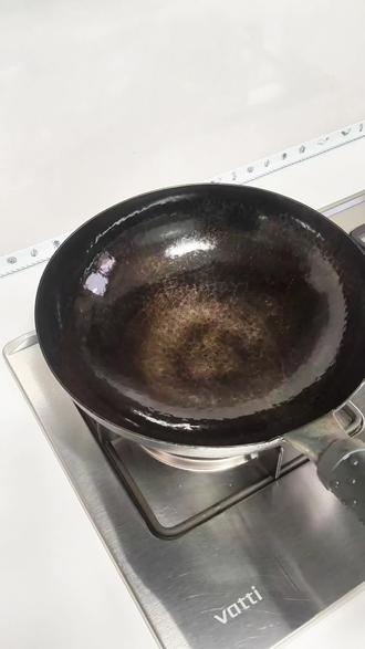铁锅又锈又粘锅?一招翻新跟新锅一样! 家里铁锅常年发黑、生锈、粘锅?不要再盲目用钢丝球硬刷!分享最简单的铁锅刷洗+养锅小技巧,去掉锅底黑垢、锅内铁锈,洗完擦干保养,铁锅越用越光滑不粘锅,省钱不用换新锅,学会收藏慢慢用~#铁锅保养 #厨房小妙招 #居家清洁 #做家务 #刷锅