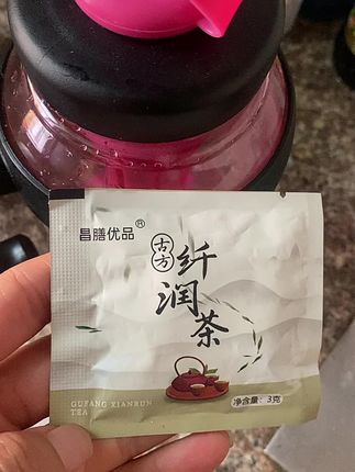 每次大餐前,我都会来一杯鲜润茶,它是我胡吃海喝的底气。如果你平时嘴馋,经常大吃大喝,又怕有负担的,快来试下它。它的配料表非常清晰,里面有多种草本植物精粹,放心喝!