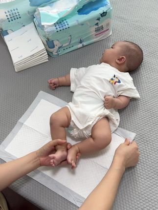 宝宝在床上换尿不湿纸尿裤频繁 容易弄脏床单 用上这个#婴儿隔尿垫 就不用每天洗床单啦 洗屁屁晾晒屁屁也很方便#一次性隔尿垫 #产褥垫 #母婴好物 #待产包