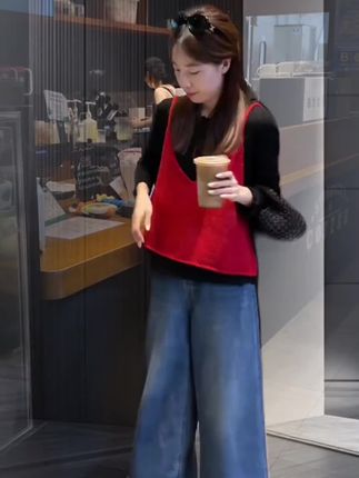 早秋穿搭一整套女2025新款洋气打底衫红色针织马甲牛仔裤三件套#早秋穿搭 #早秋新款 #红色打底衫 #针织马甲 #牛仔裤