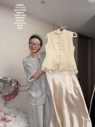 优雅端庄新中式套装更不挑身材不挑场合#新中式穿搭 #气质穿搭 #高级感穿搭 #显高显瘦 #精致穿搭