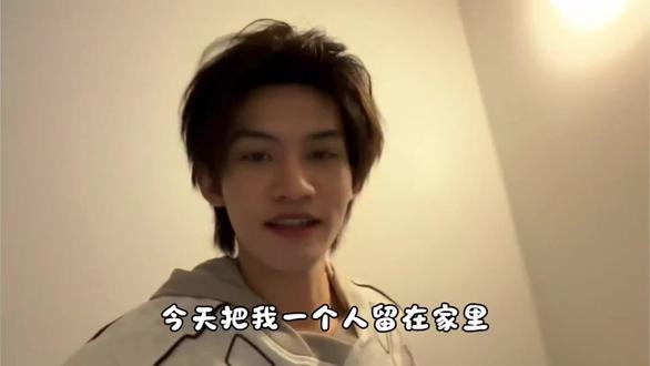 宝啊,给你哥喂啥呢?#云旗 #郝熠然 #云熠 #真实生活分享计划