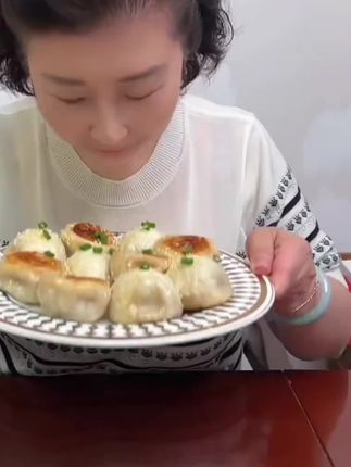 九生堂鲜肉爆汁生煎组合上海风味秘制骨汤水煎包速冻速食早点早餐#九生堂鲜肉爆汁生煎#上海风味秘制骨汤水煎包#速冻速食早点早餐@DOU+小助手 @DOU+好生意