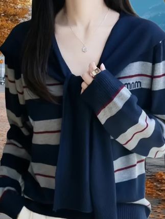 早秋气质担当,这件假两件针织衫太懂高级感 秋风渐起时,这件披肩针织衫恰是心头好。精选软糯针织面料,贴肤透气不扎身,暗藏立体剪裁,轻松修饰身形显利落。 假两件设计自带层次感,省去搭配烦恼;低饱和莫兰迪色系,通勤搭半裙优雅,休闲配leggings随性。 细腻纹路凸显品质,长袖护住微凉肩臂,打底外穿都出彩。早秋的精致与舒适,一件就能轻松拿捏。#谁穿谁好看 #每日分享 #我要上热们 #优雅气质 #针织衫