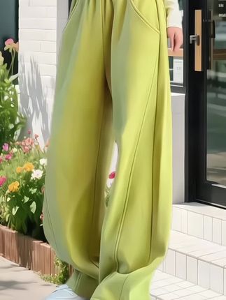 2025早春挖到宝!牛油果绿香蕉裤也太显白了吧🍐 谁懂啊!试穿这条“腿精制造机”直接疯狂心动! 2025春秋新款芯娇晴窄版香蕉裤,第一眼就被这个奶油牛油果绿戳中,显白度直接拉满,黄皮姐妹闭眼冲都不踩雷! 版型真的绝到哭!窄版设计超藏肉,胯宽、腿粗、假胯宽全遮住,直筒线条从腰顺到脚踝,视觉上腿直接拉长5cm!面料是软乎乎的垂感材质,穿起来又轻又舒服,春秋单穿、冬天搭卫衣都超可~ 日常出街配白T清爽减龄,通勤搭小衬衫又甜又飒,随便拍都很出片!2025早春衣柜里一定要有这条“万能神裤”,显瘦又百搭,谁穿谁是纸片人! #2025早春穿搭 #牛油果绿穿搭 #香蕉裤推荐 #显瘦休闲裤 #芯娇晴新款@DOU+上热门 🔥@DOU+小助手 🔥