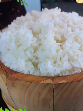 家人们赶紧去抢这个五常圆糯米,厂家为了冲一波销量,拿出两百单给粉丝们放福利了。它是圆糯米,粒粒饱满,都是真空包装,吃起来特别的软糯香甜,而且都是今年的新米,平时咱们用它包粽子、煮糯米饭、做米糕都好吃,喜欢吃的家人趁着价格这么划算,下方小黄车赶紧囤上两单。