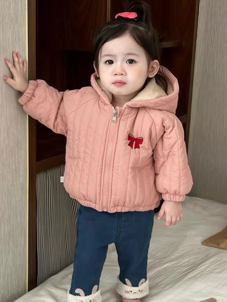 女童冬装挖到宝!韩系卡通棉服太洋气 女儿的冬日保暖外套选对了!韩版版型超洋气,连帽设计软乎乎的,卡通图案娃一眼就爱上。 内里加绒又夹棉,加厚保暖还不臃肿,袖口收口防风超贴心。外穿百搭,内搭也合适,冬天穿它又暖又潮! #女童冬装 #宝宝棉衣 #儿童保暖外套#甜美穿搭 #萌娃穿搭