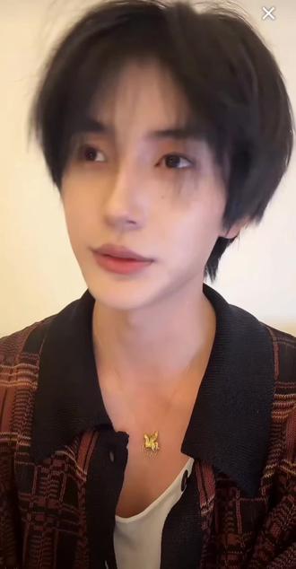 怎么还是被你看到了
翅翅明明是一个很棒、很优秀的男孩,他做错了什么呢?他只是很用心的对待粉丝罢了,真正爱他的人只会希望他越来越好而不是来黑他如果不爱了请你们安安静静的离开行吗@张翅 @大-山 @鹅娘