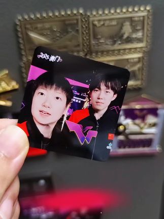 #dou上热门 莎头冰箱贴,记录乒乓路上的点滴温暖。两小只并肩追梦的模样,化作冰箱上最治愈的风景。每次开冰箱都能看到他们拼搏的身影,仿佛在说"加油鸭"。这份陪伴会一直延续,就像他们永远不变的友谊。愿每个小贴纸都能带来满满正能量~#国乒 #乒乓球 #stp #莎头